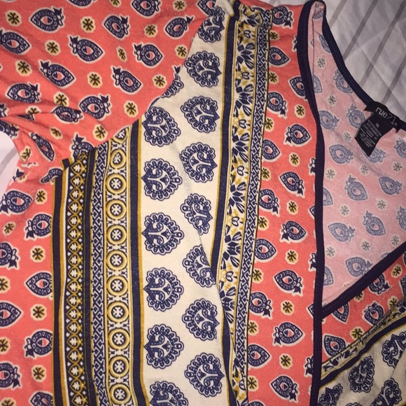 Cute V- Cut Blouse - Picture 6 of 6